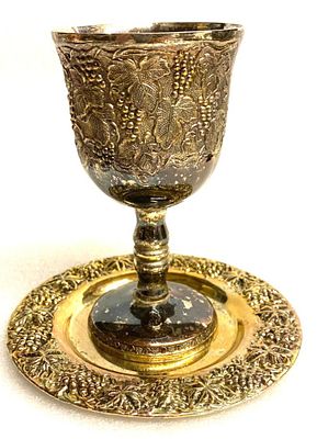 גביע קידוש וצלוחית מעוטרים עשויים פליז . גובה 12 ס"מ .