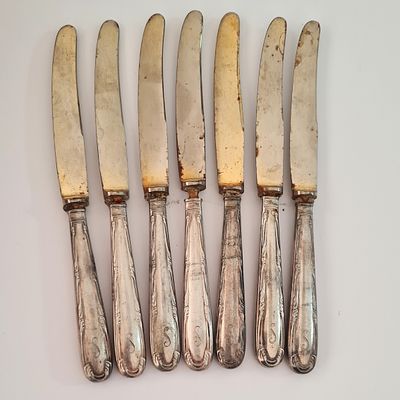 לוט 7 סכינים עם ידיות כסף 800 מסומן . אורך - 17 ס"מ .