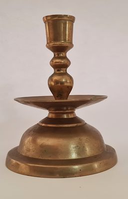 פמוט פליז מסומן KOREA . גובה - 11 ס"מ .