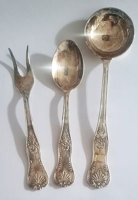 שלישיית כלי הגשה מצופי כסף , מסוגננים - כף + מזלג + מצקת . תוצרת איטליה .