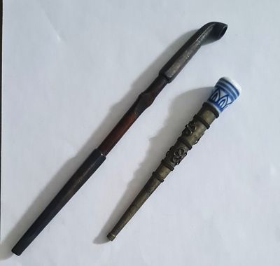 לוט 2 כלי עישון מיפן . פומית עשויה מתכת וקרמיקה אורך - 13 ס"מ . מקטרת עשויה מתכת 