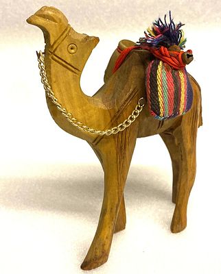 פסלון גמל מגולף בעץ זית . מידות 11X6 ס"מ , גובה - 14 ס"מ .