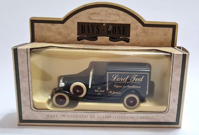 דגם מתכתי של משאית עירונית תוצרת פקארד שנת 1933 . סדרת המכוניות של DAYS -GONE תוצרת אנגליה . 