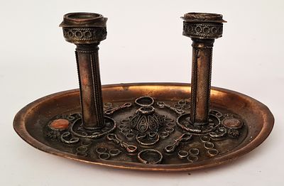 פמוט נחושת מיוחד דו קני עם אלמנטים של פיליגרן , סיכות , אבני חן ועוד . מידות 17X12 ס"מ , 