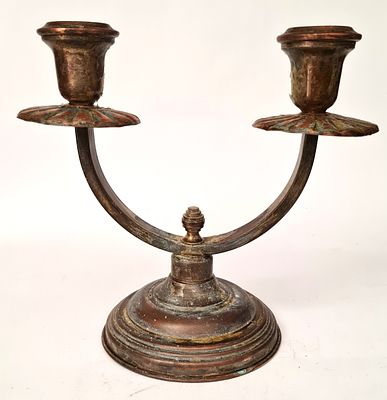 פמוט נחושת דו קני . רוחב - 21 ס"מ , גובה - 20 ס"מ