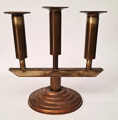 ישראליאנה - פמוט נחושת 3 קנים . רוחב - 21 ס"מ , גובה - 21 ס"מ .