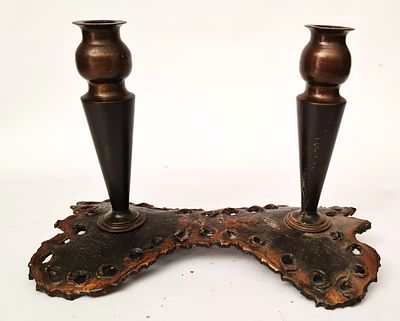 פמוט יחודי כבד עשוי ברונזה ובסיס ברזל . רוחב - 20 ס"מ , גובה - 15 ס"מ .