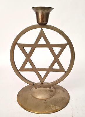 פמוט לנר יחיד עשויפליז עם סימן מגן דוד . רוחב - 12 ס"מ , גובה - 17 ס"מ .