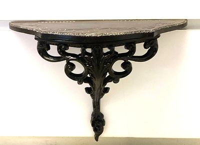 מדף ברזל גדל מעוטר ומסוגנן .המדף העליון 57X20 ס"מ , גובה - 46 ס"מ .