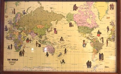 מפת העולם גדולה , שנות ה - 70 על לוח פלקסיגלס , ממוסגרת . מידות 87X57 ס"מ .