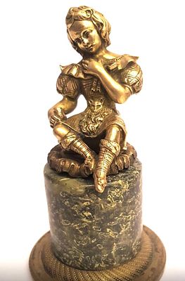 פסלון " הנסיך הקטן " עשוי ברונזה על בסיס שיש . קוטר - 9 ס"מ , גובה - 16 