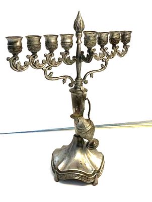 חנוכיית שמן עשויה פיוטר , כולל כד למילוי השמן . רוחב - 31 ס"מ , גובה - 39 ס"מ .