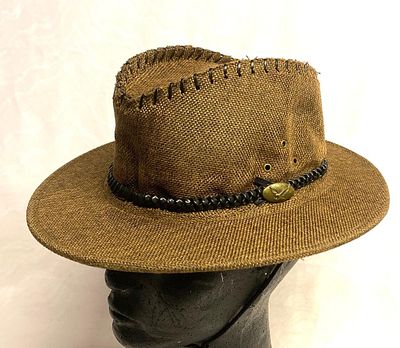 כובע עשוי יוטה .