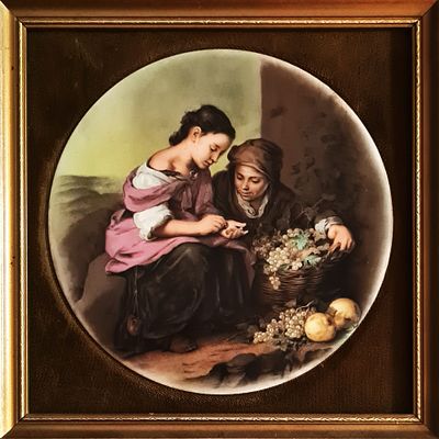 צלחת קרמיקה ממוסגרת מצוירת בדמויות ילדות משחקות . תוצרת חברת HARLEIGH אנגליה , סדרת Murillo . 