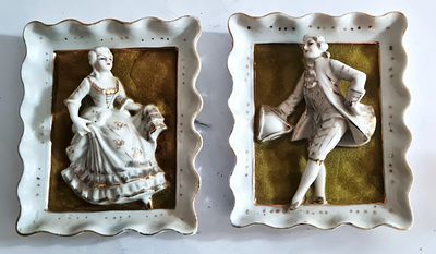 זוג פיגורות מובלטים מפורצלן של זוג אצילים , לתליה על קיר . מידות 14X12 ס"מ .