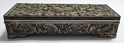 קופסה מתכתית עם תבליטים לאיפור כולל מראה פנימית . מידות 23X9X5 