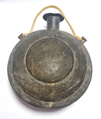 מימיה מתכתית עתיקה . קוטר - 27 ס"מ , 
עובי - 14 ס"מ .