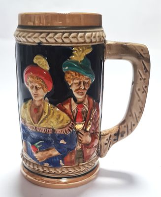 ספל / מאג קרמיקה לבירה תוצרת אירופאית , דמויות מובלטות . לא חתום . 
גובה - 15 ס"מ , 