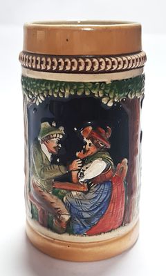 ספל / מאג קרמיקה לבירה תוצרת אירופאית , דמויות מובלטות . לא חתום . 
גובה -14.5 ס"מ , קוטר 