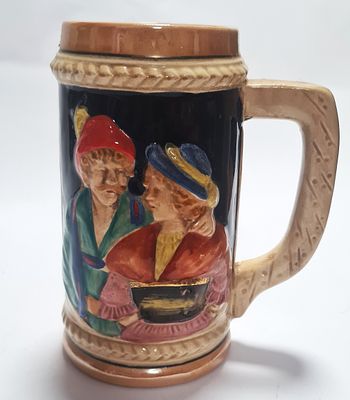 ספל / מאג קרמיקה לבירה תוצרת אירופאית , דמויות מובלטות . לא חתום . 
גובה -15.5 ס"מ , קוטר 