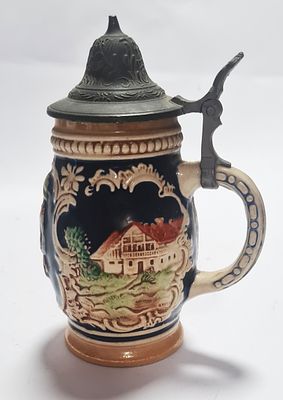 ספל / מאג קרמיקה בשילוב מכסה מתכתי , קטן , לבירה תוצרת אירופאית , דמויות מובלטות . לא חתום . 