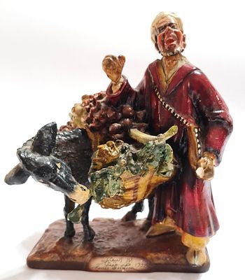 פיגורה " מוכר הפירות עם חמור " עשוי גבס , תוצרת מרוקו חתום ומתוארך 1953 . ציפ בכף יד שמאל ( 