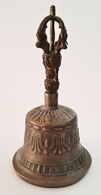 פעמון תפילה טיבטי מתכתי , בעל צליל איכותי ויפיפייה . גובה - 16 ס"מ קוטר - 9 ס"מ .