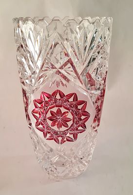 אגרטל קריסל חרוט בצורות גאומטריות ופרחים . גובה - 22 ס"מ , קוטר - 13 ס"מ 