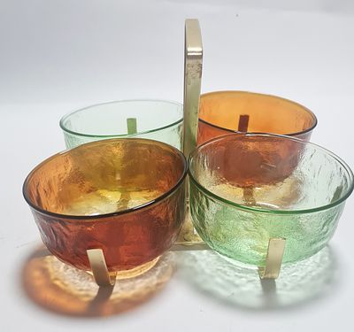 לוט 4 קעריות זכוכית בצבעים נאים בתןך מנשא מתכת . כל קערית קוטר - 11 ס"מ , גובה - 6 