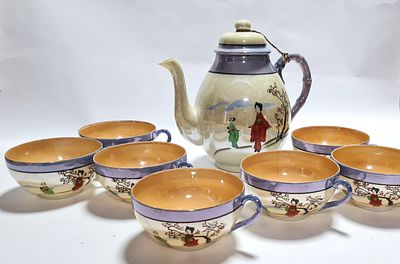 סט פורצלן יפני לתה כולל - 7 ספלי פורצלן דקים מאוד , 10 תחתיות לספלים / עוגות , קומקום תה . 