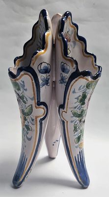 אגרטל שלושה חלקים מיוחד עשוי קרמיקה . מעוטר פרחים . מסומן . גובה - 18 