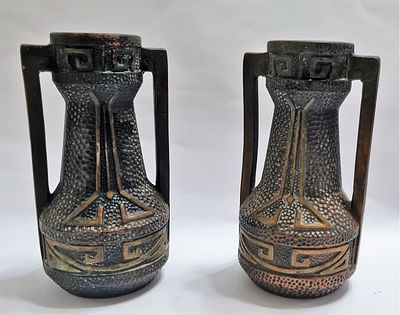 זוג אגרטלי קרמיקה ידיות כפולות , בסגנון אר- נובו מיוצרים על ידי Bretby אנגליה חתומים בשם " 