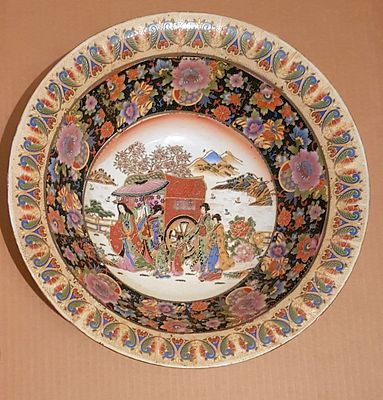 קערת קרמיקה סינית מרהיבה ציורים בעבודת יד בשיטה של טיפות צבע על פני הכלי . קוטר 34 ס"מ גובה 12 