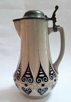 קנקן קרמיקה עם מכסה מתכתי . מעוטר . שבר בפיה לא משפיע על השימוש בכלי ( צילום אחרון ) 