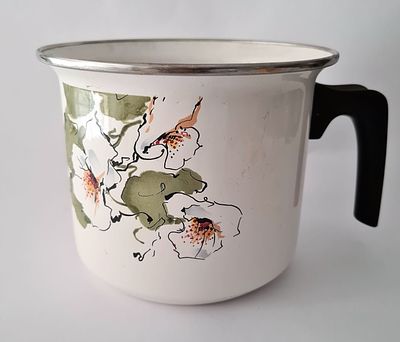 סיר אמייל עם ידית מעוטר פרחים - שלם ללא פגם . קוטר - 16.5 ס"מ , גובה - 13 