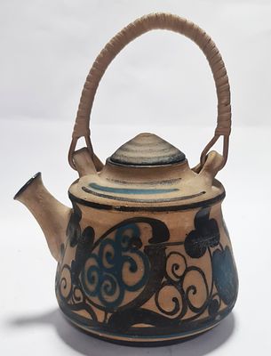 קרמיקה ישראלית - קומקום קרמיקה עם ידית קש , חתום יעל . שאריות מס בולים . 
גובה 