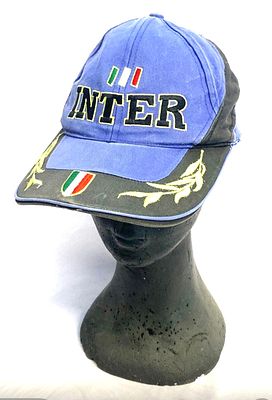 כובע מצחיה מבד עם הלוגו של קבוצת הכדורגל האיטלקית " אינטר " .