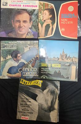 לוט 5 תקליטונים של מוסיקה צרפתית, כולל שארל אזנבור ואנריקו מסיאס, שנות ה-60 וה-70