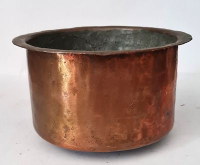 סיר נחושת גדול וכבד . קוטר פנימי - 19 ס"מ , קוטר חיצוני - 22 ס"מ , גובה - 14 