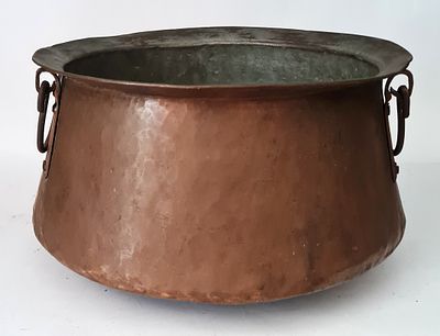 סיר נחושת גדול וכבד עם ידיות . קוטר פנימי -28 ס"מ , קוטר חיצוני - 33 ס"מ , גובה - 20 ס"מ 