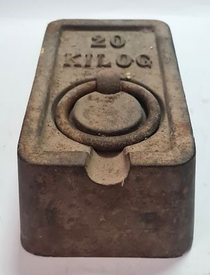 משקולת כיול - 20 ק"ג מברזל יצוק , עם ידית נשיאה . מידות : אורך - 23 