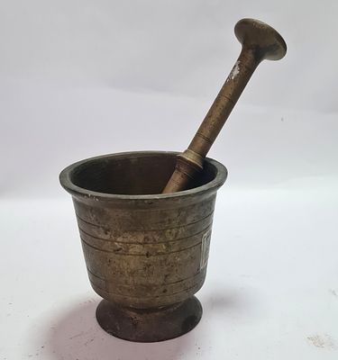 עלי ומכתש ישנים עשויים ברונזה . קוטר - 10.5 ס"מ , גובה - 11 ס"מ .