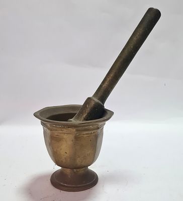 עלי ומכתש ישנים עשויים ברונזה . גובה - 9 ס"מ , קוטר - 9 ס"מ .