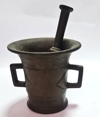 עלי ומכתש ישנים , זוג ידיות , עשויים ברונזה . קוטר - 10 ס"מ , גובה - 10 