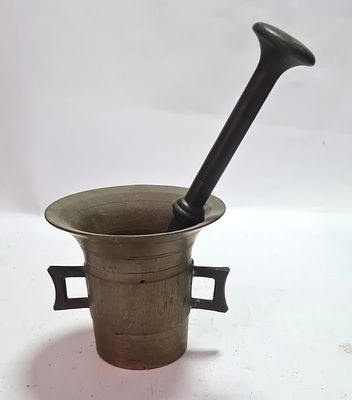 מכתש ועלי ישנים עם זוג ידיות , עשויים ברונזה . קוטר - 11 ס"מ , גובה - 10 