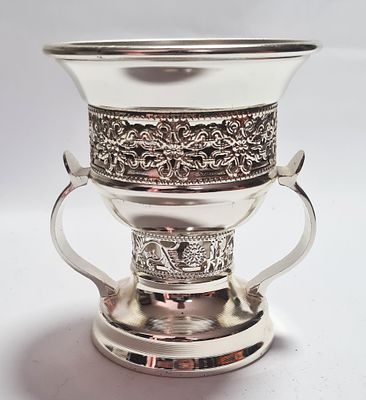 גביע מתכתי עם שתי ידיות . גובה - 12 ס"מ קוטר עליון - 10 ס"מ .