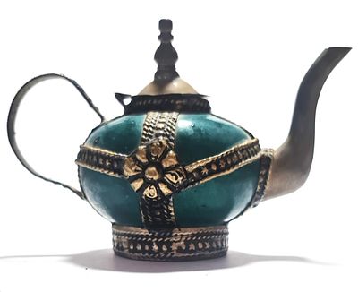 קומקום קטן שילוב קרמיקה עם מתכת . 
גובה - 9 ס"מ , רוחב - 12 ס"מ 