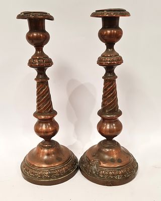 זוג פמוטי נחושת מסוגנים . קוטר בסיס 12 ס"מ , גובה - 28 ס"מ . מיכה קלה לאחד הפמוטים .