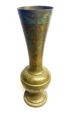 אגרטל פליז גדול - עתיק מעוטר בחריטות ועיטורים צבעוניים . גובה - 54 ס"מ .