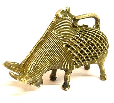 פיגורת שור ממתכת . אורך - 6.5 ס"מ , גובה - 5 ס"מ .